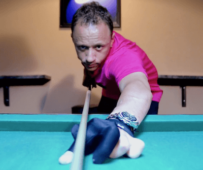 Shane Van Boening aiming pool cue